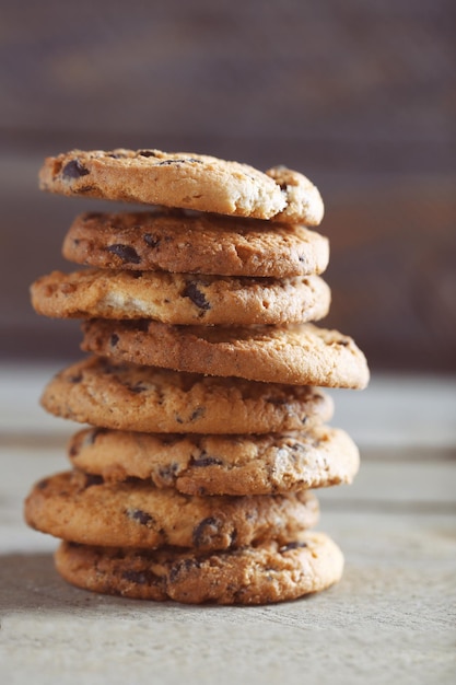 Biscuits aux miettes de chocolat sur une table en bois se bouchent