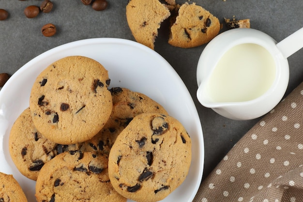 Biscuits aux morceaux de chocolat sur une assiette