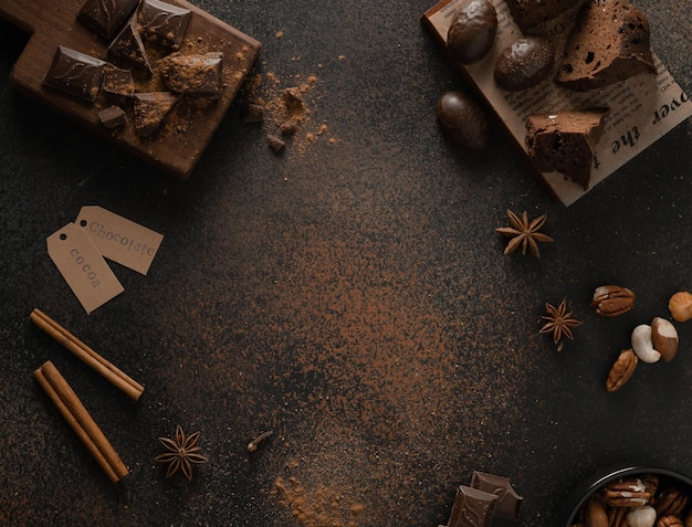 Biscuits aux morceaux de chocolat et chocolat amer sur fond sombre Vue de dessus Cadre Copier l'espace