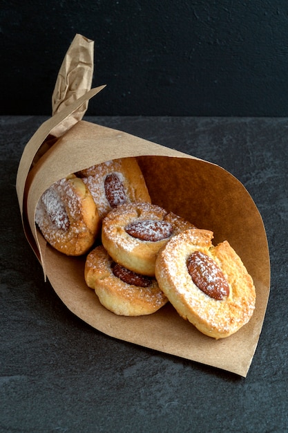 Biscuits aux noix dans un sac en papier.