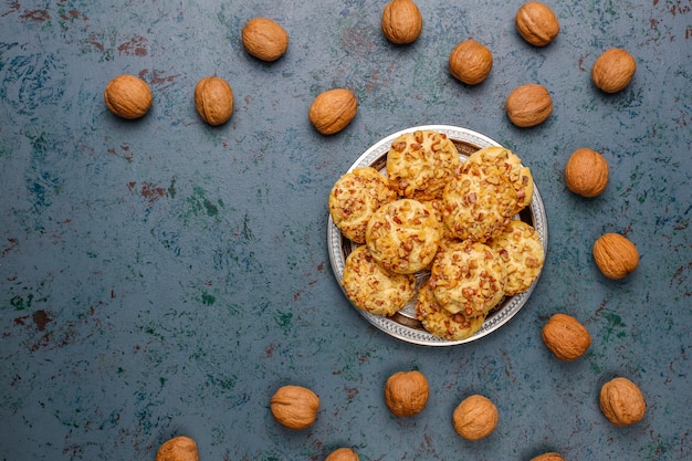 Biscuits aux noix faits maison aux noix sur dark, vue du dessus