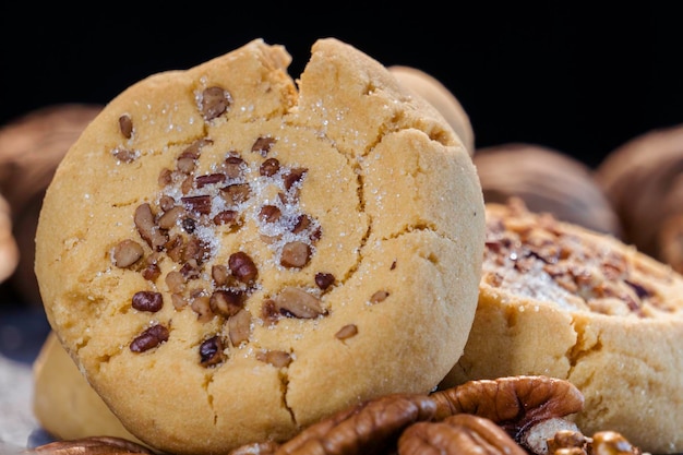 Biscuits aux noix sur fond noir