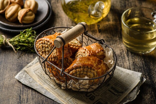 biscuits aux noix sur fond sombre