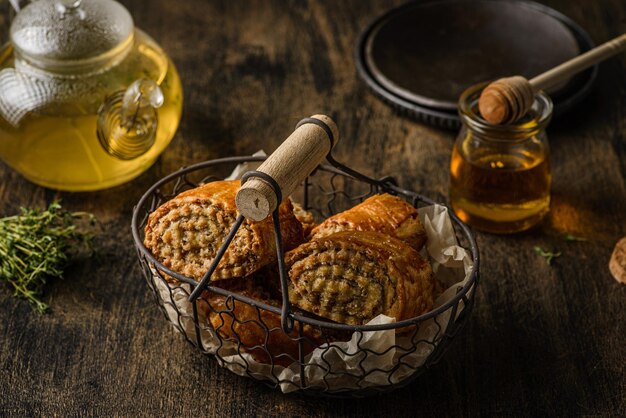 biscuits aux noix sur fond sombre