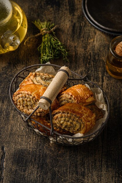 biscuits aux noix sur fond sombre