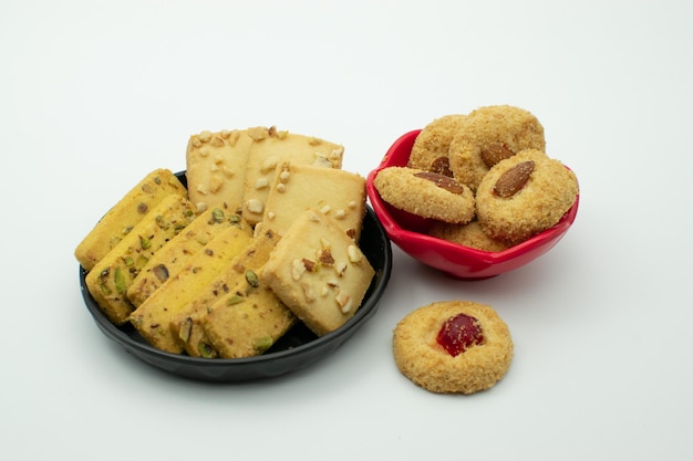 Biscuits aux noix isolés sur fond blanc