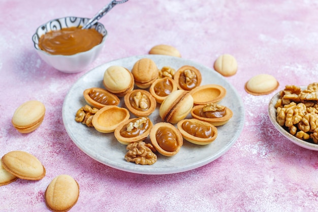 Biscuits aux noix russes faits maison avec du lait concentré bouilli.