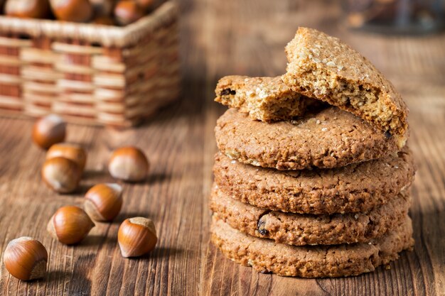 Biscuits aux noix sur une table en bois