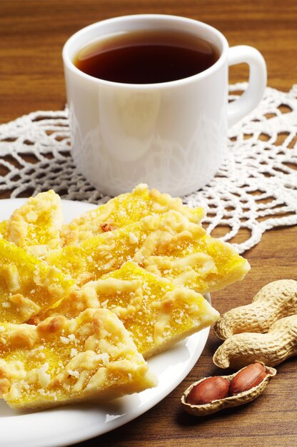 Biscuits aux noix et tasse de thé sur table