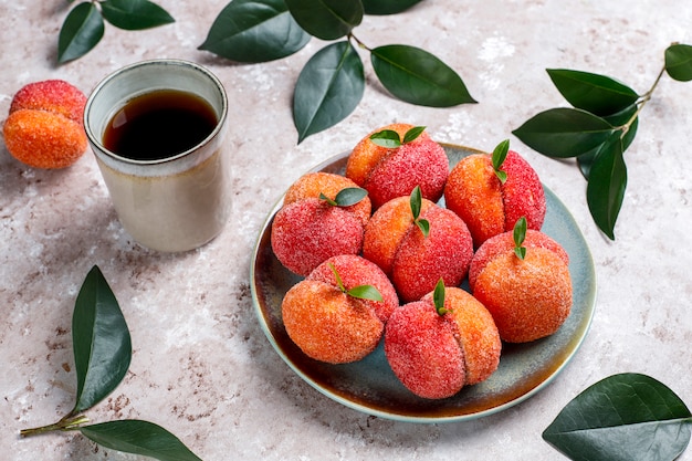 Biscuits aux pêches italiens faits maison à la crème, vue de dessus