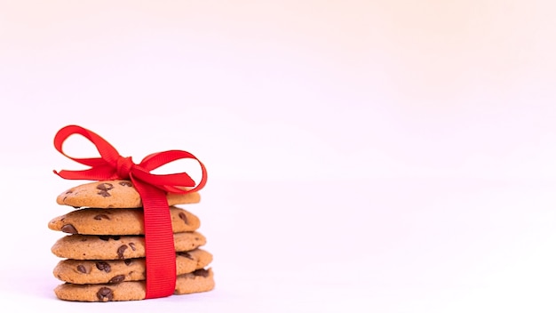 Photo biscuits aux pépites de chocolat américain de noël avec ruban rouge