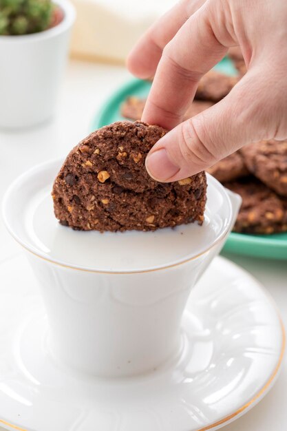 Biscuits aux pépites de chocolat et aux noix avec du lait en gros plan