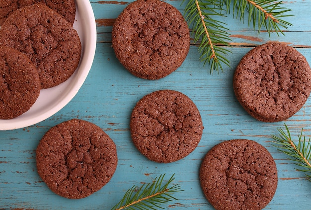 Biscuits aux pépites de chocolat, branche de sapin