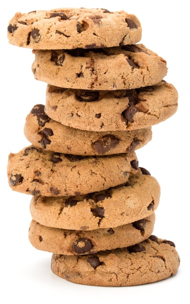 Biscuits aux pépites de chocolat empilés isolés sur fond blanc Biscuits sucrés Pâtisserie maison