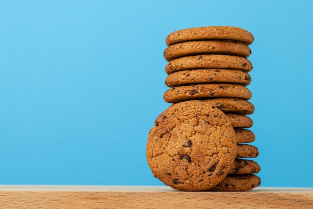 Biscuits aux pépites de chocolat empilés