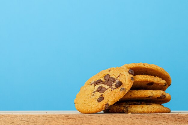 Biscuits aux pépites de chocolat empilés