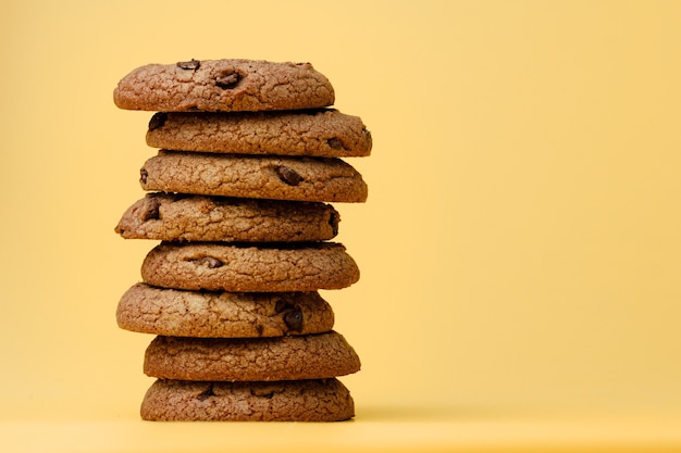 Biscuits aux pépites de chocolat empilés