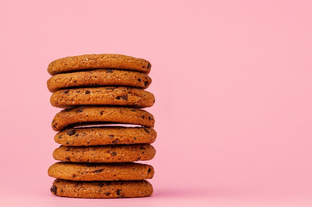 Biscuits aux pépites de chocolat empilés