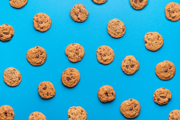 Biscuits aux pépites de chocolat sur fond bleu.