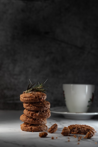 Biscuits aux pépites de chocolat sur fond gris foncé Pâtisserie maison pour enfants et adultes