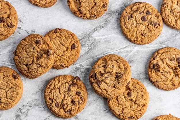 Biscuits aux pépites de chocolat fraîchement cuits sur un comptoir en marbre.