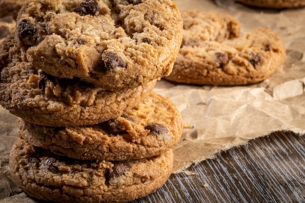 Biscuits aux pépites de chocolat fraîchement cuits sur une table en bois avec place pour le texte.