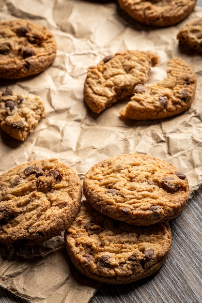 Biscuits aux pépites de chocolat fraîchement cuits sur une table en bois avec place pour le texte.