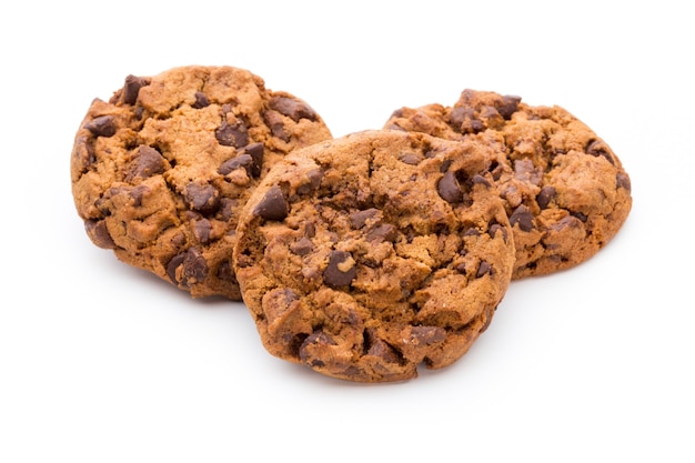 Biscuits aux pépites de chocolat isolés sur fond blanc. Biscuits sucrés.