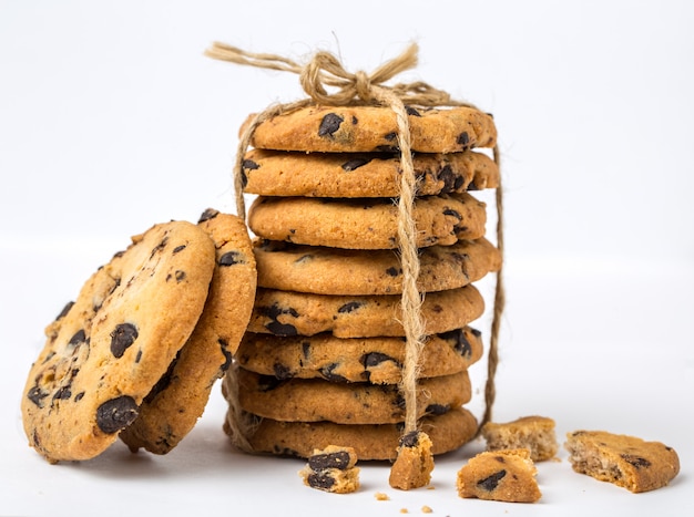 Biscuits aux pépites de chocolat isolés