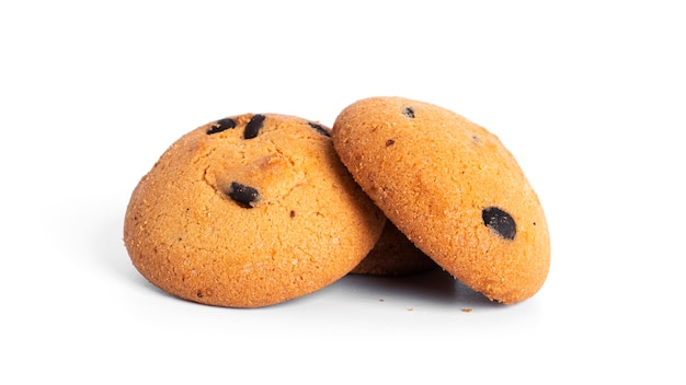 Biscuits aux pépites de chocolat isolés.