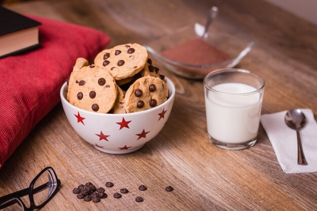 Biscuits aux pépites de chocolat et lait sur fond de bois