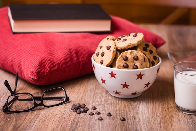 Biscuits aux pépites de chocolat et lait sur fond de bois