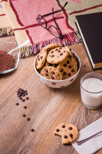 Biscuits aux pépites de chocolat et lait sur fond de bois