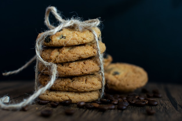 Biscuits aux pépites de chocolat maison, grains de café.