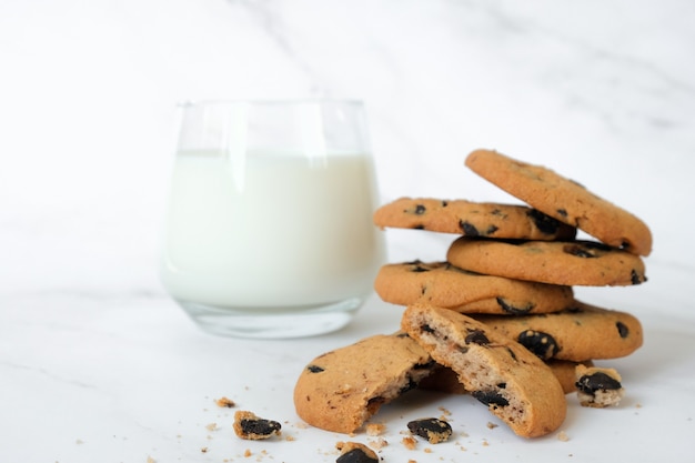 Biscuits aux pépites de chocolat maison et verre de lait sur fond de marbre