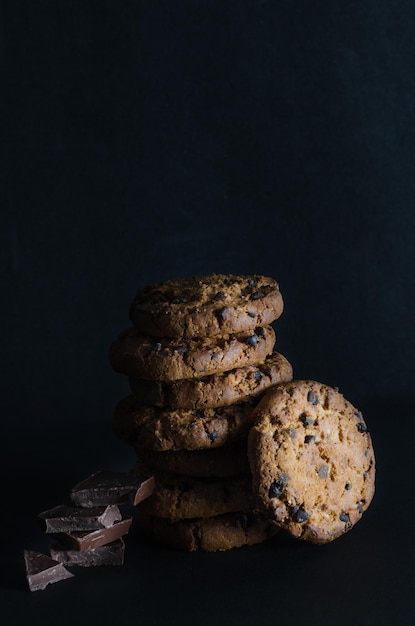 Biscuits aux pépites de chocolat et morceaux de chocolat sur fond sombre Produit de confiserie