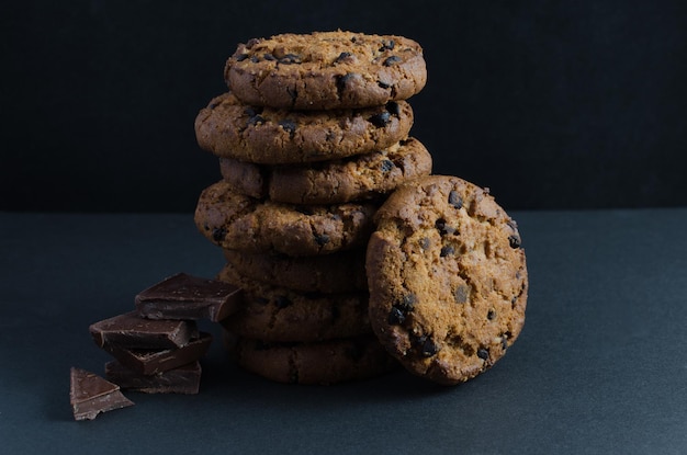 Biscuits aux pépites de chocolat et morceaux de chocolat sur fond sombre Produit de confiserie