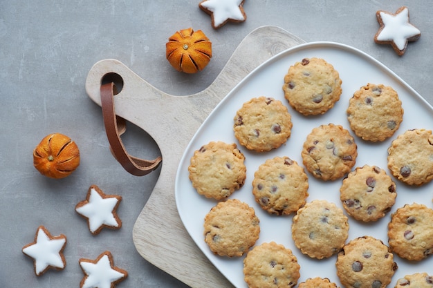 Biscuits aux pépites de chocolat de Noël, plat avec des épices et des décorations