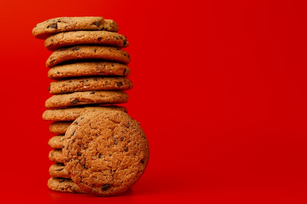 Biscuits aux pépites de chocolat en pile