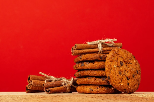 Biscuits aux pépites de chocolat en pile