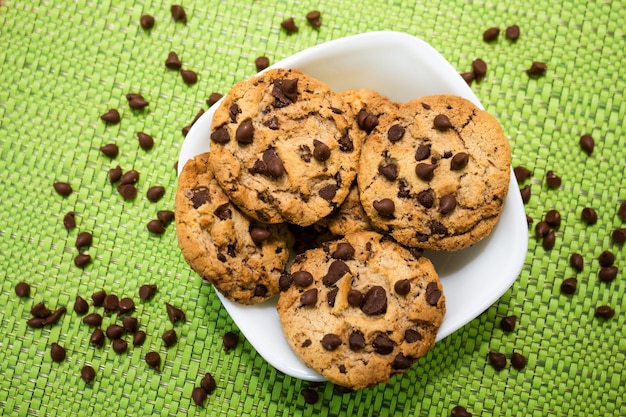 Biscuits aux pépites de chocolat sur plaque blanche