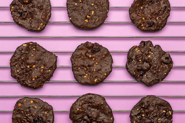 Photo biscuits aux pépites de chocolat sans gluten faits maison avec céréales, noix et cacao biologique.