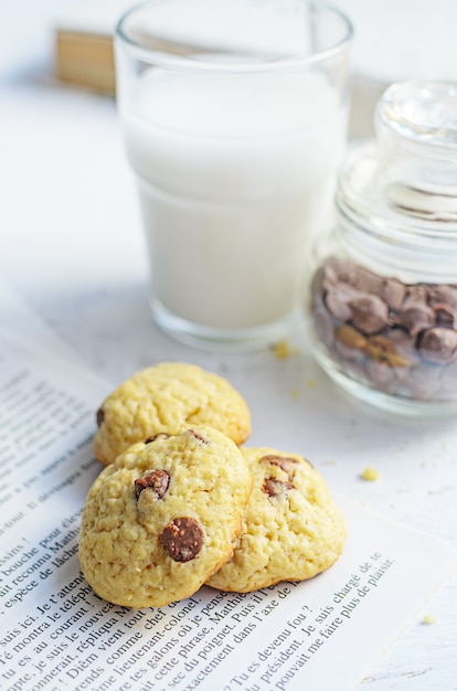 Biscuits aux pépites de chocolat servis avec du lait