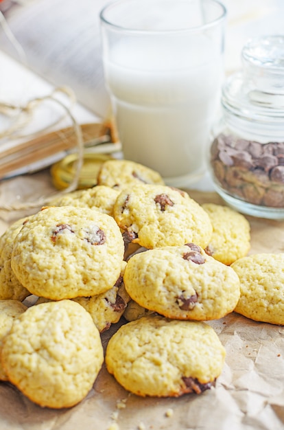 Biscuits aux pépites de chocolat servis avec du lait