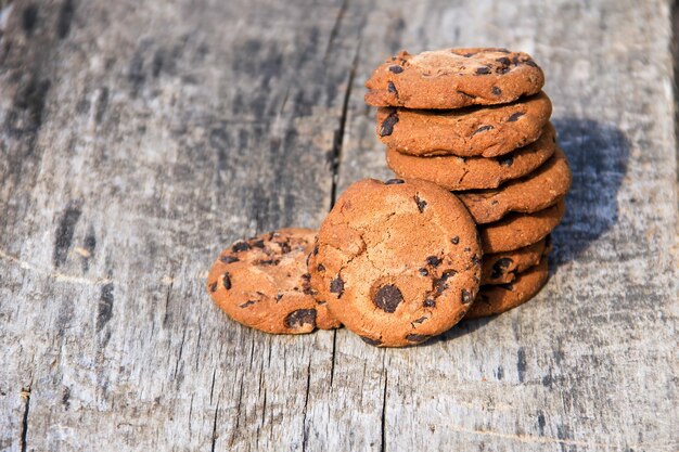 Biscuits aux pépites de chocolat sur table en bois rustique