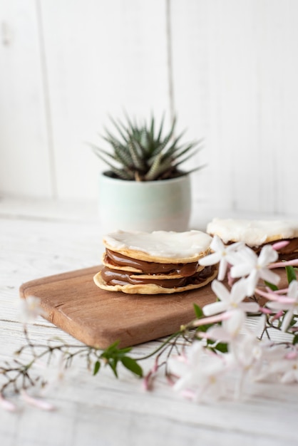 Biscuits aux pépites de chocolat sur table en bois