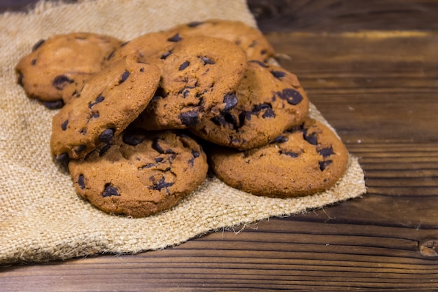 Biscuits aux pépites de chocolat sur table en bois