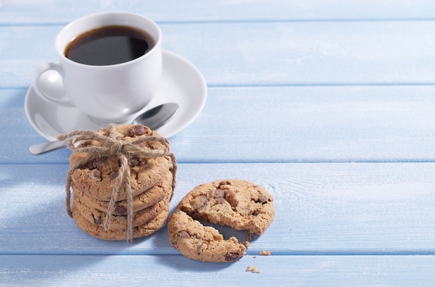 Biscuits aux pépites de chocolat et tasse de café