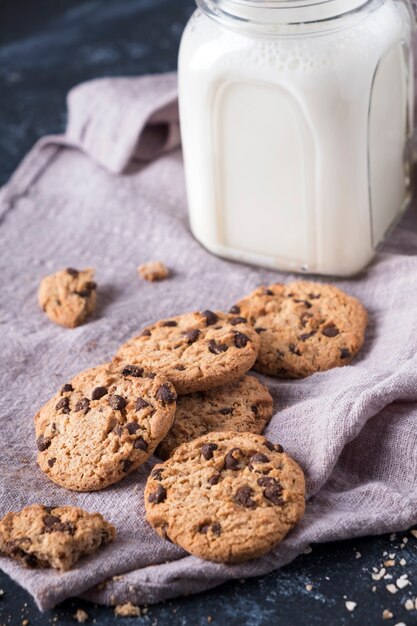 Biscuits aux pépites de chocolat avec verre de lait. Fermer