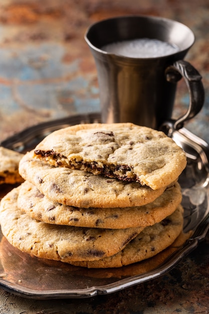 Biscuits aux pépites de chocolat sur la vieille table bleu rouillé. Cuisine américaine. Copier l'espace